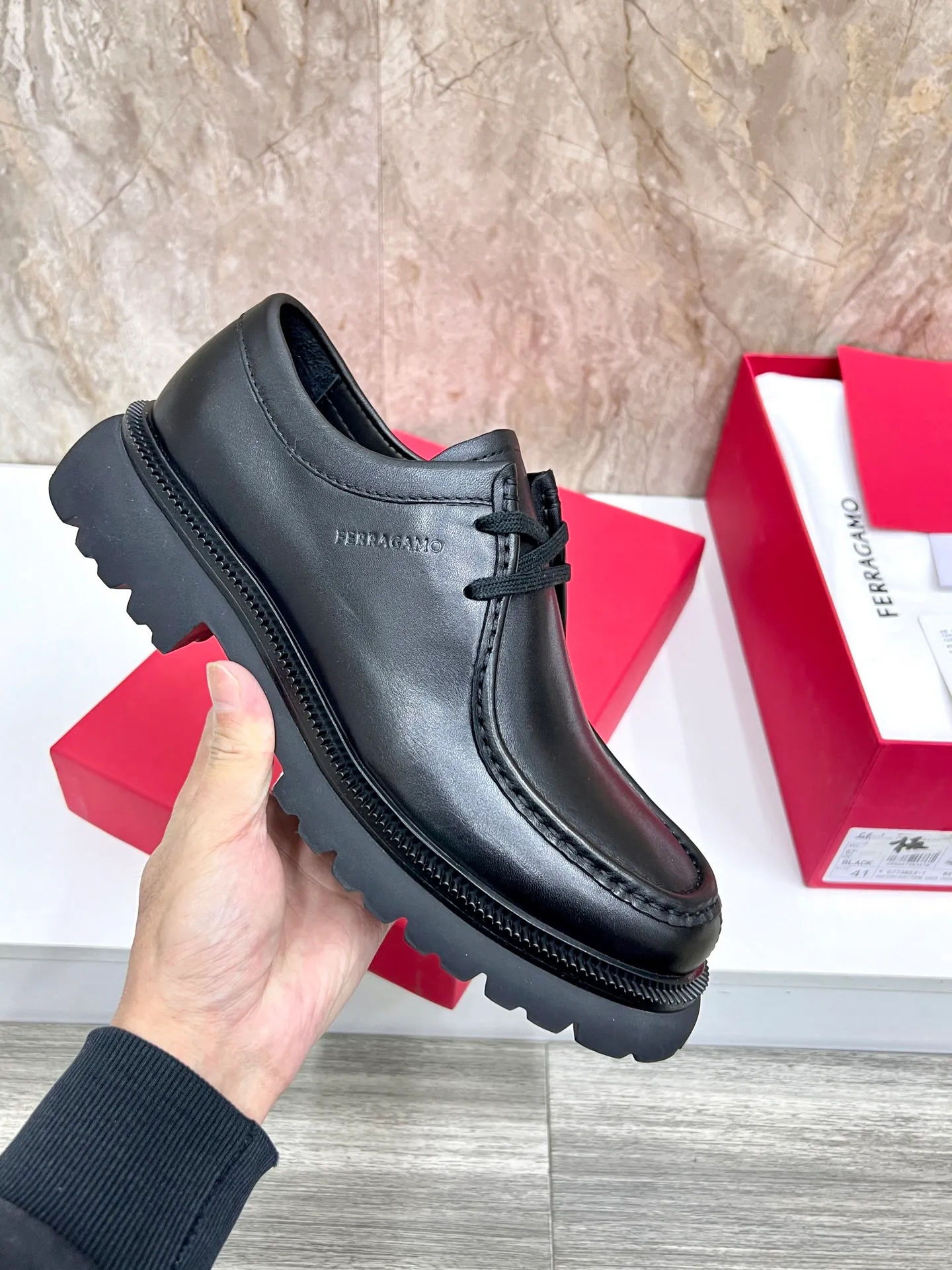 Original quality P780 Brand: Ferragamo Standard code: Men's code 39.40.41.42.43.44 Grade: Same style as the official website High-quality men's shoes Material: Customized first-layer calfskin with water-dyed cowhide lining Cowhide tiptoe Original non-slip and wear-resistant rubber outsole Style category: Men's formal business leather shoes are young and fashionable European and American trends British style Casual matching Comfortable feet Color: actual picture